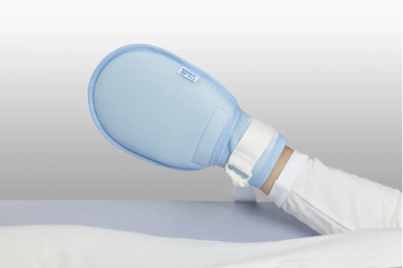 Polstrovaný návlek na ruce s popruhem a suchým zip