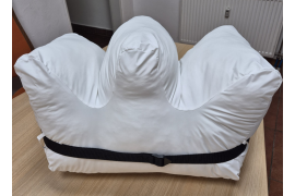 Omyvatelný polohovací polštář, tvar W