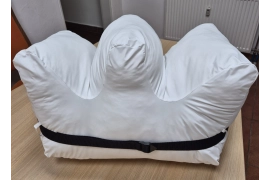 Omyvatelný polohovací polštář, tvar W