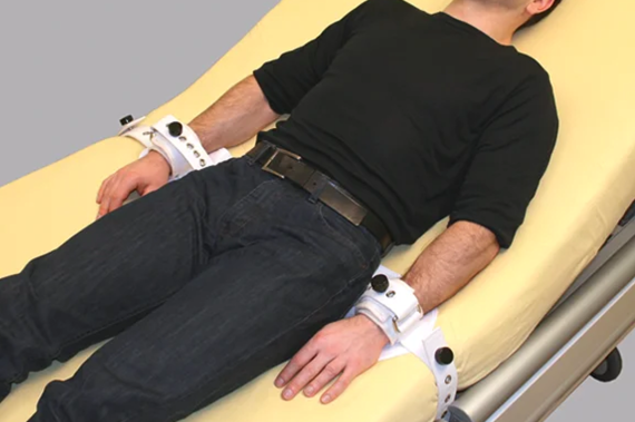 Zesílený rychloupínací pás pro fixaci rukou